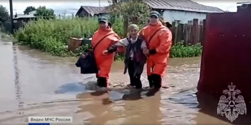 Спасатели оказывают всестороннюю помощь населению подтопленных территорий Бурятии. Первый канал. 14.09.2021