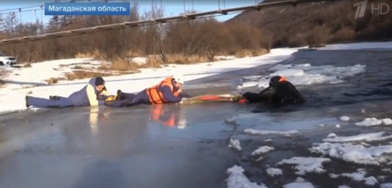 МЧС проводят учения по оказанию экстренной помощи провалившимся под лед. Первый канал. 08.11.2021