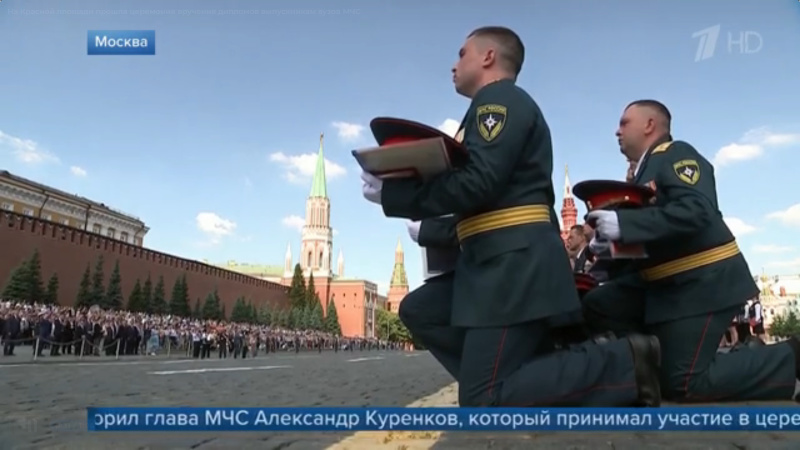 На Красной площади прошла церемония вручения дипломов выпускникам вузов МЧС. Первый канал. 25.06.2022