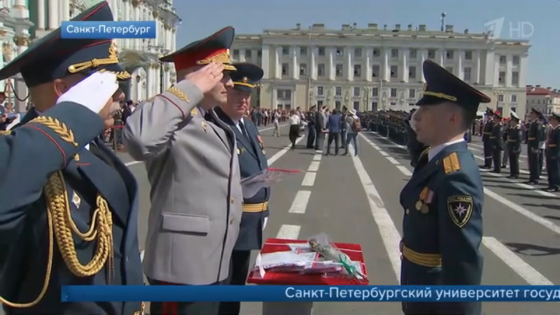 Глава МЧС поздравил выпускников Университета противопожарной службы в Петербурге.Первый канал. 01.07.2022